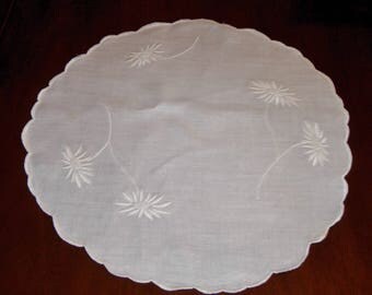 Vintage White Cotton Table Or Dresser Scarf With Embroidered Daisies