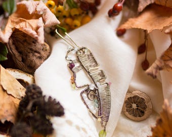 Sautoir tourmaline péridot aigue-marine pierre de lune . Plume sacrée .