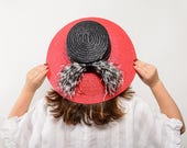 Hirta - Sombrero de paja para invitada de boda con detalle de plumas, sombrero de paja, invitada de boda, sombrero paja para playa, ciudad