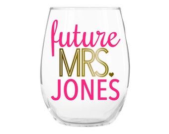 Future Mrs Wine Glass, Engagement Gift, Engagement Gifts for Her, Engagement Gifts for Best Friend, Engagement Gift for Bride, Gift Idea