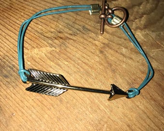 Teal leather bracelet with golden arrow