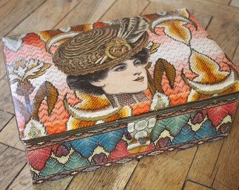 Metal box old aluminum with collage of engravings tapestries 1885