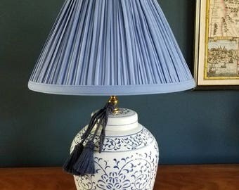 Beautiful blue and white ginger jar lamp // chinoiserie lamp // Chinese // Asian // tassel // ginger jar // vintage lamp // pleated shade