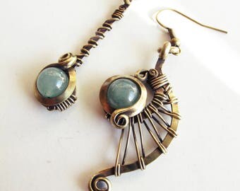 Ethnic asymmetrical earrings - green / aventurine - brass