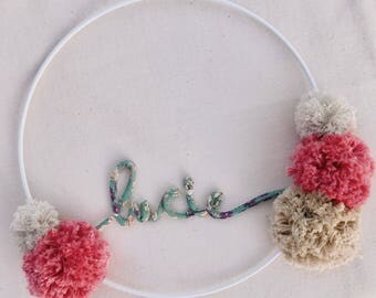 Couronne murale personnalisée prénom liberty pompons