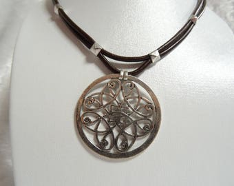 Collier " princesse Laïka " en cuir marron , pendentif entrelacs celtique en métal argenté