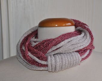 Snood-jewelry made in 2 color knitting. Unusual, it is very original and won't see anywhere else.