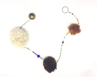 Decorative Garland with pompons of Egyptian cotton and Brown stones of glass and metal in tone and camel.