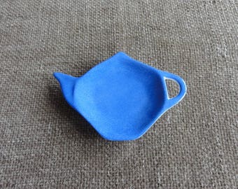 Is handpainted in blue white porcelain teacup.
