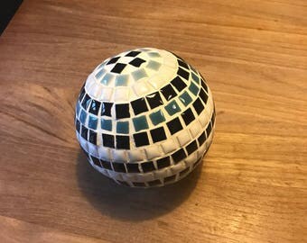 Ball mosaic in blue and white glazes