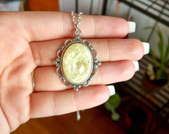 Necklace with cabochon resin epoxy with Rhinestone