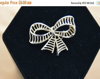 ON SALE Pretty Vintage Gold tone Bow Brooch