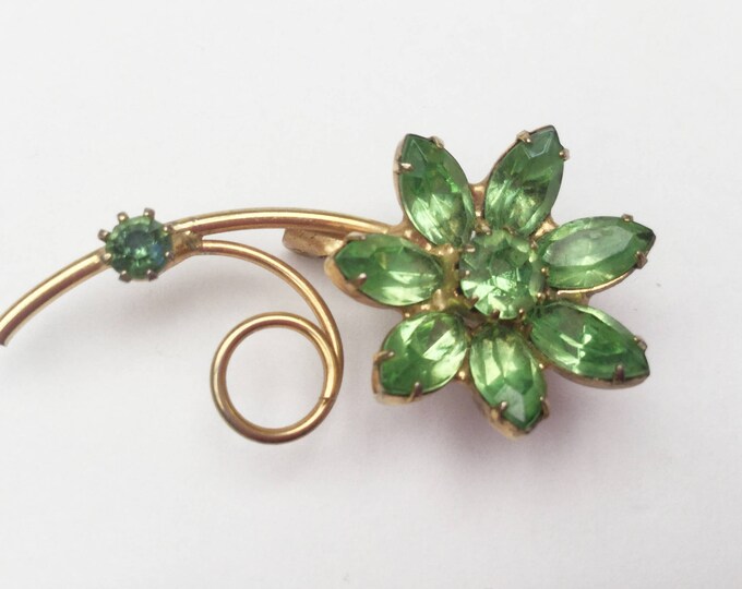 Green Rhinestone Flower Brooch - Gold metal - Mid Century Floral Pin