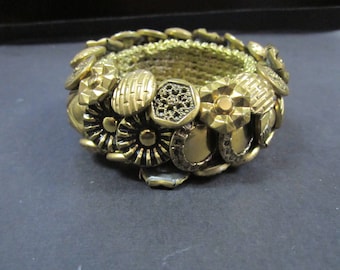 gold tone Button bracelet