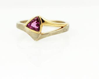 Rose bague saphir - bague de mariage Solitaire en or bicolore - Trillion Cut Solitaire - bague de fiançailles éthique moderne - Pierre de naissance septembre