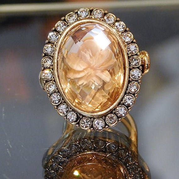 Reverse Carved Lucite Ring / Mid Century 1960s Ring / Carved and Painted Flower Ring / Rhinestone Ring