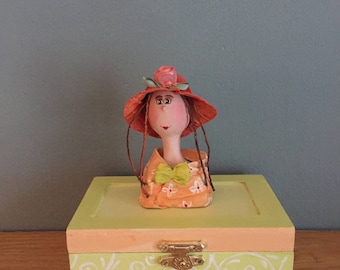 decorative box ,jewelry box,boite en bois,poupée d'art ,doll,ooak art doll,poupée,coffre à bijoux,figurine,orange,green,straw hat,