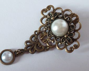 broche victorienne steampunk métal bronze et cabochons nacrés blancs renaissance camée