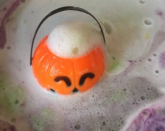 Halloween bath bomb, cauldron bath bomb, witches bath bomb, green bath bomb, pumpkin bath bomb, fall bath bomb, fall soap, fun bath bomb