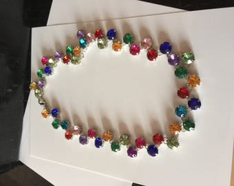 Choker necklace decorated with multi-colored stones