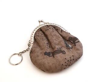 Girl in taupe cotton wallet