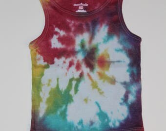 tie dying a tank top