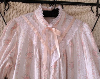 Vintage Miss Elaine Floral Peach Robe Lace Small Medium Retro Shabby Romantic Chic Modest Free US Shipping