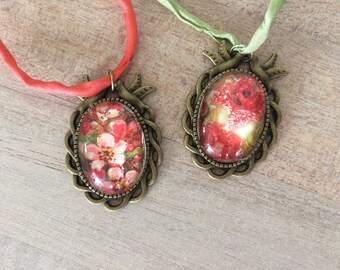 Beautiful cabochon necklace with silk ribbon. I have cut the vintage motifs from glossy image gallery.