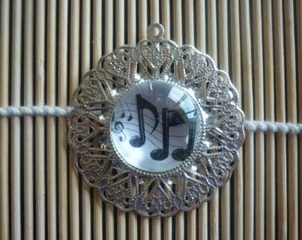 Pendant filigree, stamping cabochon 25 mm and metal.