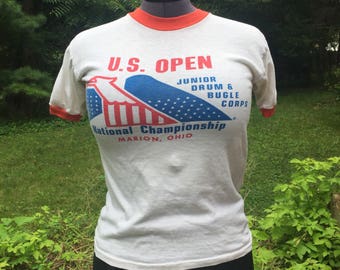 80s U.S. Open junior drum & bugle corps graphic print red ring neck white t-shirt szM 100% cotton Artex label National championship Ohio