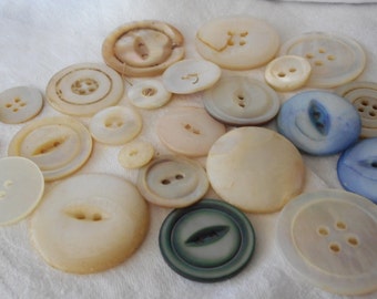 Lot of 23 VINTAGE Iridescent Shell BUTTONS FL2