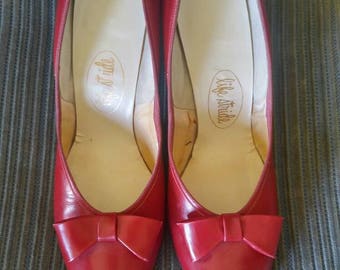 Vintage 1950s 1960s cherry red pointed toe pumps, bow, 8.5N