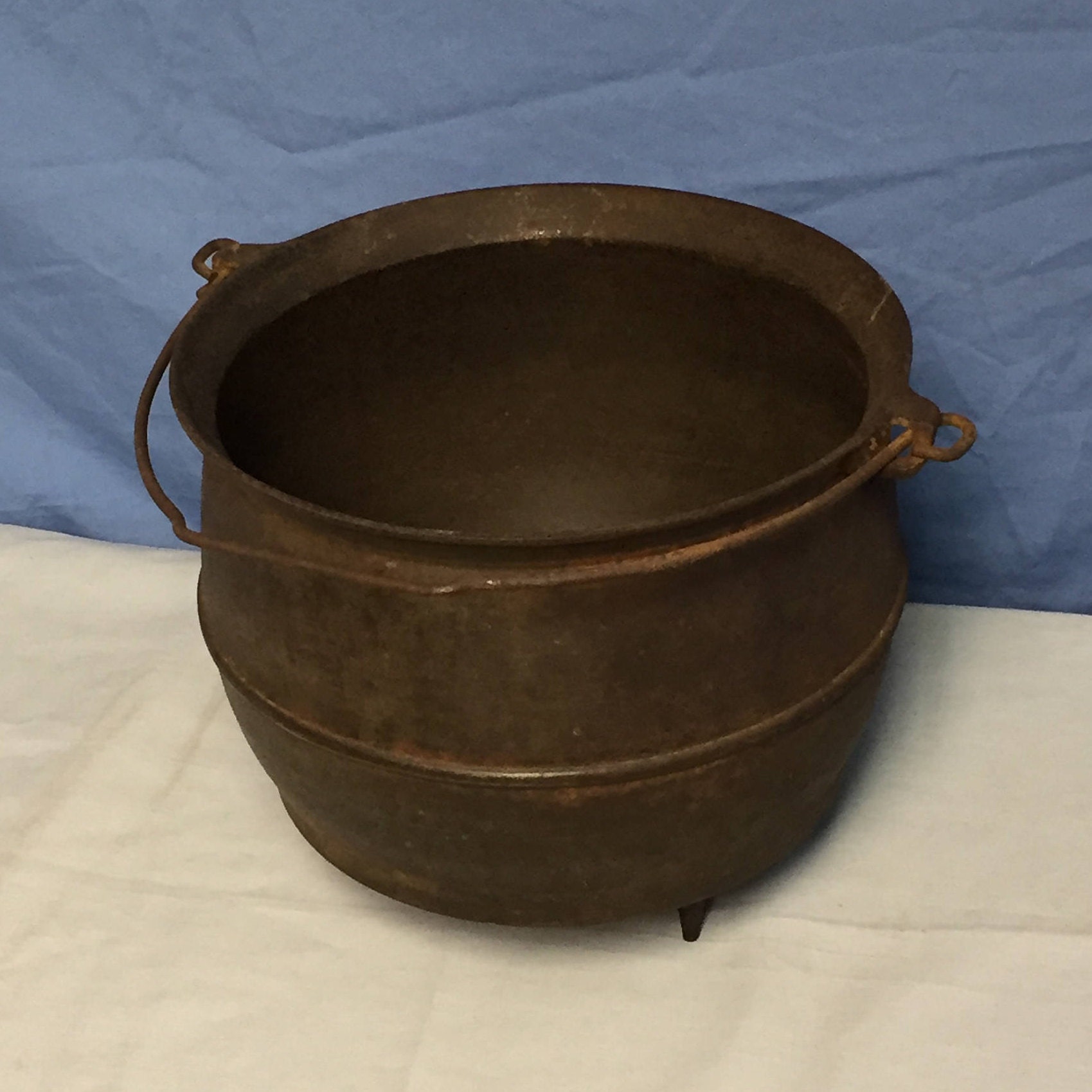 ERIE 8 Cast Iron Kettle Bean Pot with 3 legs and Handle, Primitive