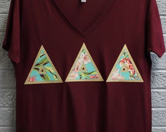 Delta Delta Delta Maroon Bella Flowy V-Neck With Amy Butler Bliss Bouquet on Gold Metallic (254C)