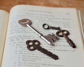 Lot of 4 Antique Skeleton Keys// Antique Keys// Vintage skeleton keys// skeleton key pendant