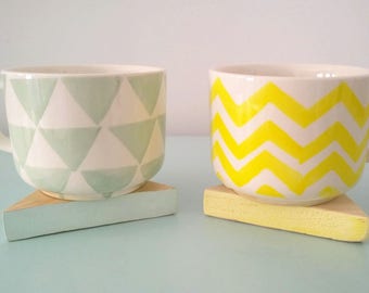 Set of 4 coasters, saucers yellow triangles