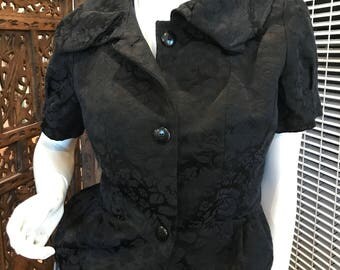 Vintaged like brocade short sleeve jacket in black