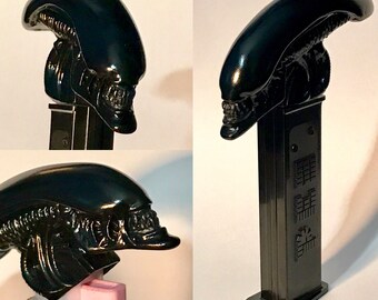Custom functional Black Alien Xenomorph Warrior Drone Pez dispenser - Aliens Fantasy Art Figure