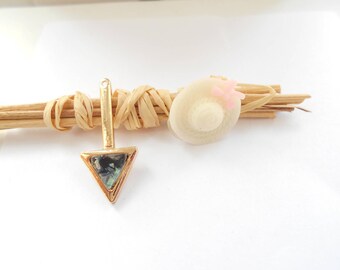 Pendant arrow geometric green 30 x 13 mm