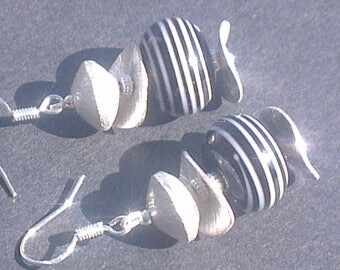 Curly black striped White, glass filled and silver brushed