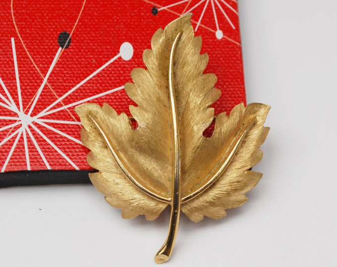 Crown Trifari Leaf Brooch - gold Brushed - Maple Leaf - Mid Century Pin