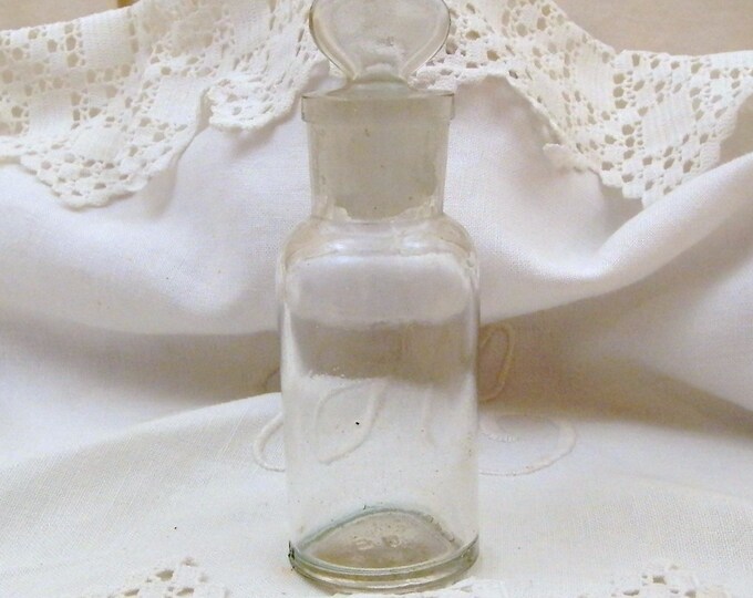 Antique French Clear Glass Medicine / Perfume Bottle with Glass Stopper, Apothecary Doctor Home Decor from France, Retro Home Interior Antique French Clear Glass Medicine / Perfume Bottle with Glass Stopper, Apothecary Doctor Home Decor from France, Retro Home Interior