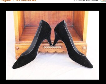 Spectacular Sale 25% off Black Velvet 80's Pumps by Flings After Six, size 8 R