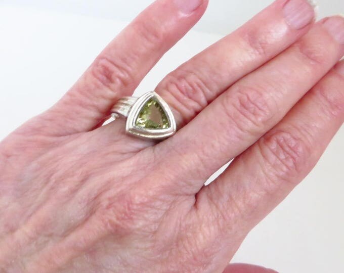 Peridot CZ Triangle Ring, Vintage Sterling Silver Ridged Band Ring, Size 8
