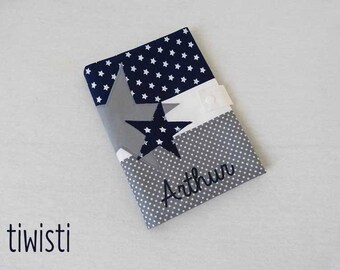 Protège carnet de santé bleu marine, blanc et gris, étoile, avec prénom de l'enfant