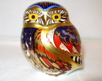 Royal Crown Derby LITTLE OWL PAPERWEIGHT Figurine Gold Stopper Miniature Imari Hand Painted Cobalt Blue 22K Gold Ceramic Collector Gift