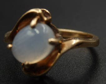 Vintage yellow gold rainbow moonstone ring