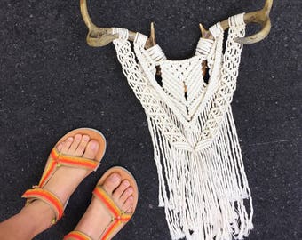 Macrame Wall Hanging on Mounted Antlers / Modern Macrame / Macrame Antler / Antler Art / Fiber Art / Tapestry / Wall Hanging / Bohemian