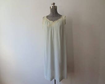 Vintage '50s Sears Mint Green Nylon Nightgown w/ Side Pocket and Creamy Lace & Embroidery Detail! Small 32/34