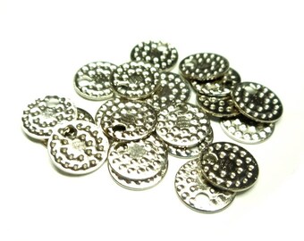 Lot de 20 petits sequins en laiton plaqué nickel, motifs poinçon, martelés, Diam. 6.5 mm.